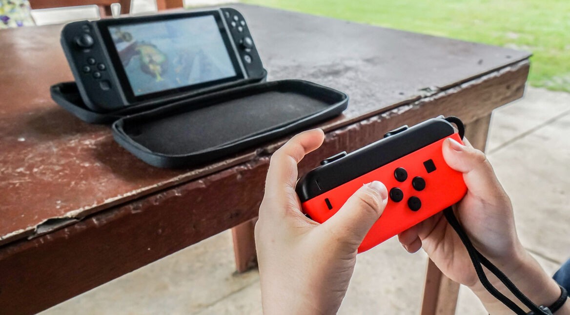 Ein Junge spielt auf einer Nintendo Switch
