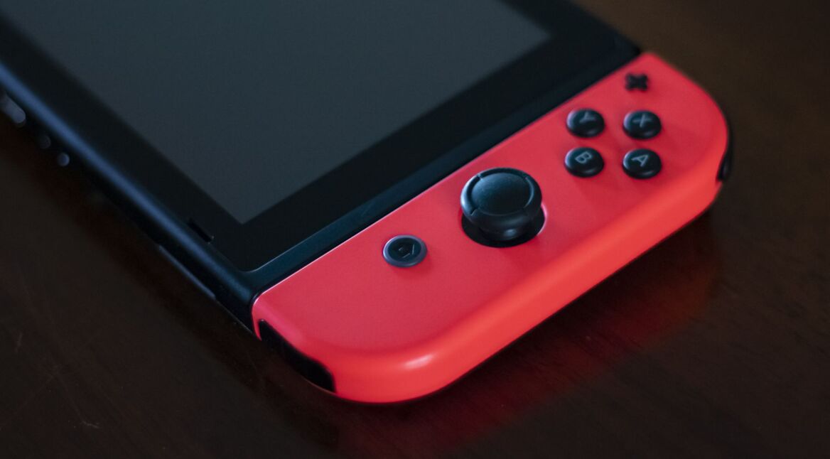 Eine Nintendo Switch liegt auf dem Tisch.