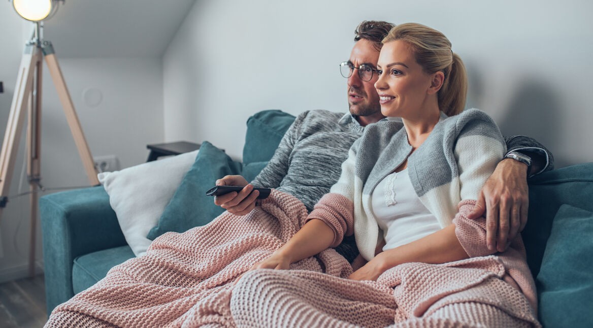 Paar guckt gemeinsam fern