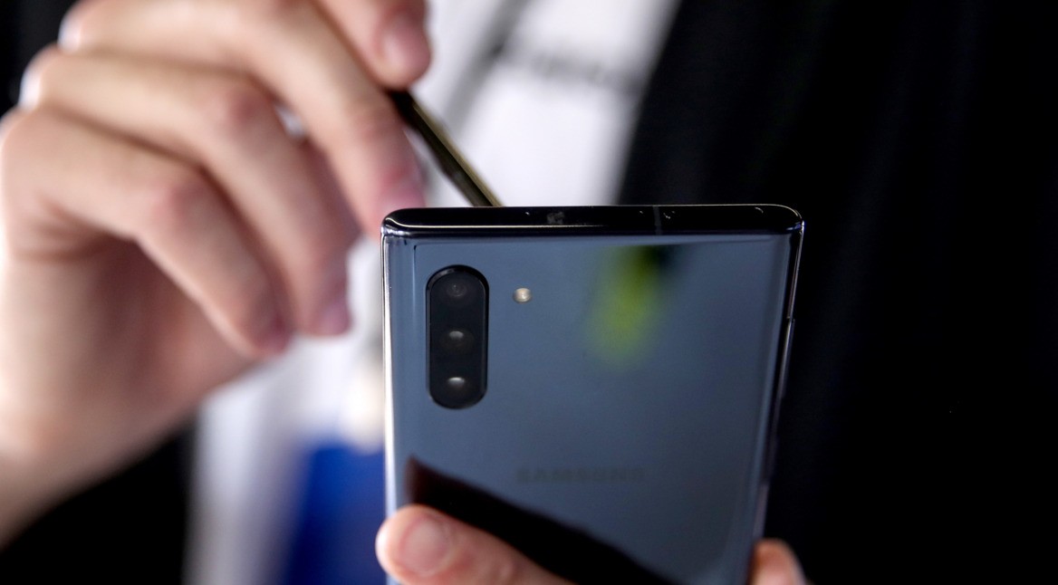 Auf dem Display des Samsung Galaxy Note10 mit dem S Pen tippen.