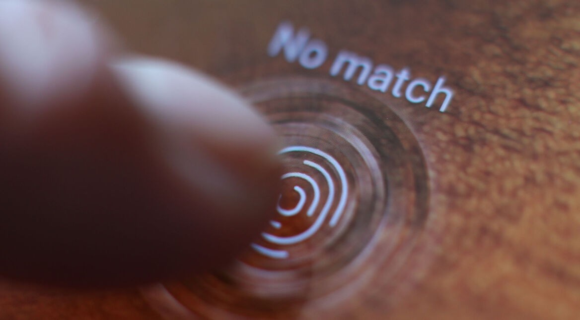 Der Fingerabdrucksensor im Display des Samsung Galaxy S10 erkennt den Fingerabdruck nicht.