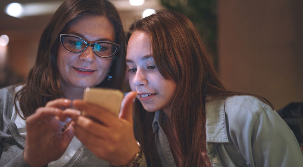 Mutter und Tochter am Handy