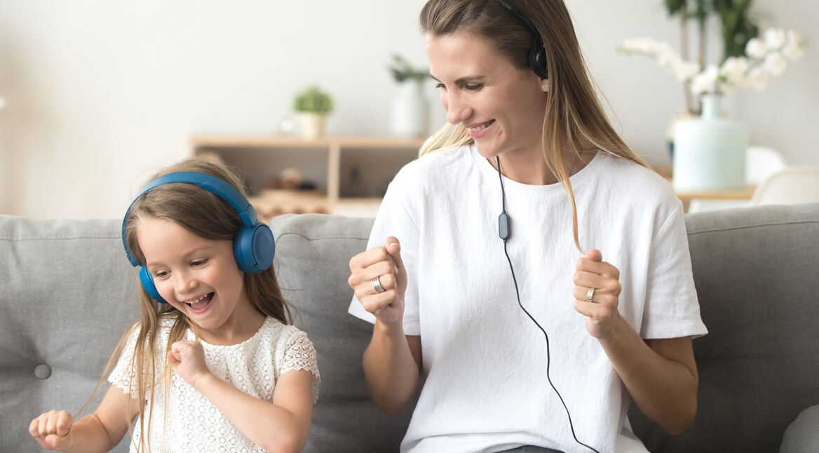 Mutter und Tochter hören Musik