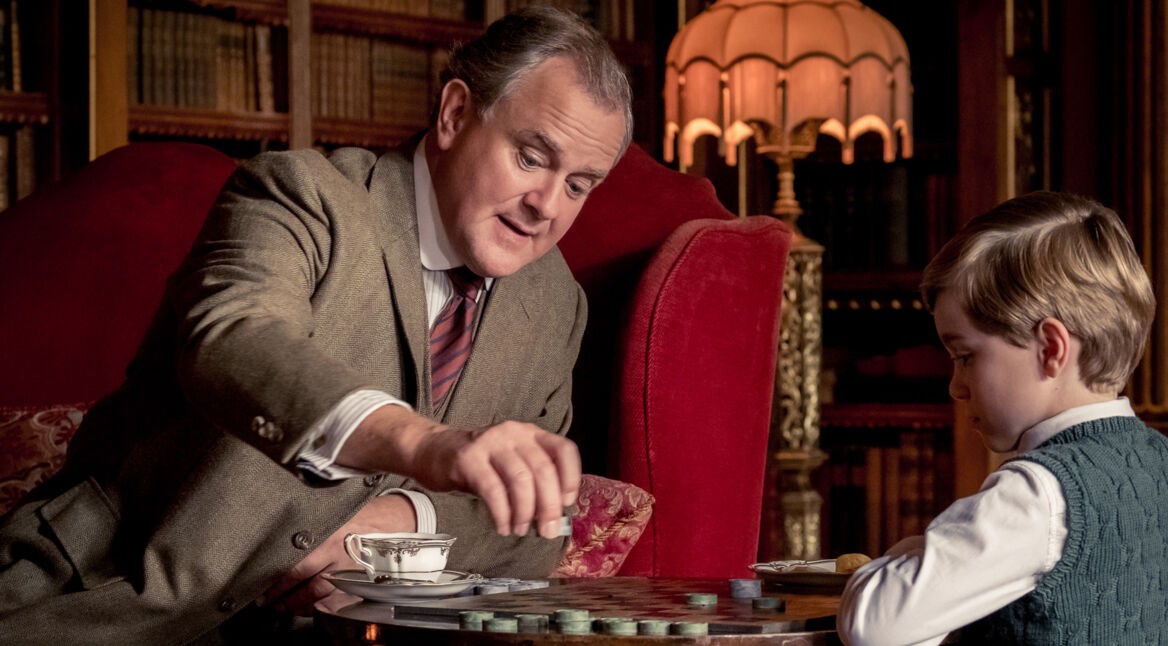 Hugh Bonneville spielt in Downton Abbey mit Kind. Foto: Universal