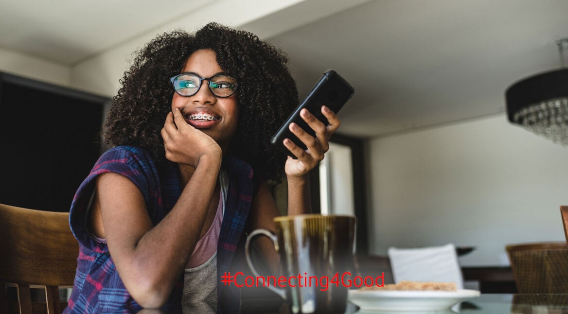 Frau testet die Good-on-you-App auf ihrem Smartphone