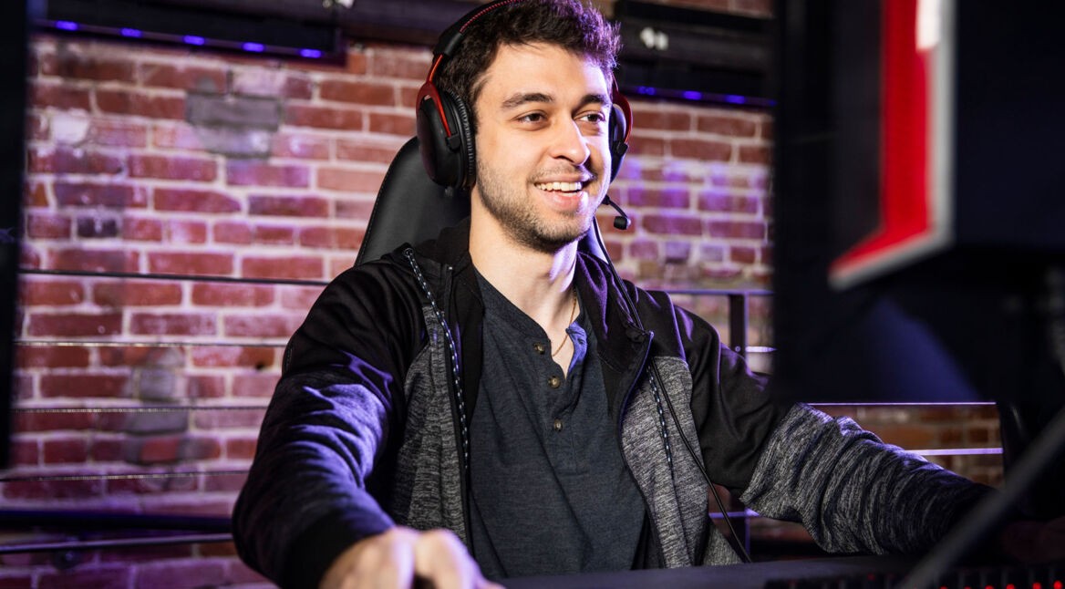 Mann spielt esports-Game am Computer mit Headset