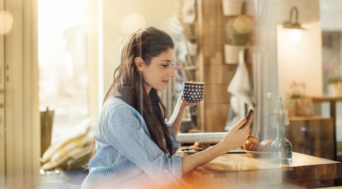 Frau fängt am Smartphone mit Pokémon Go ein Farbeagle.