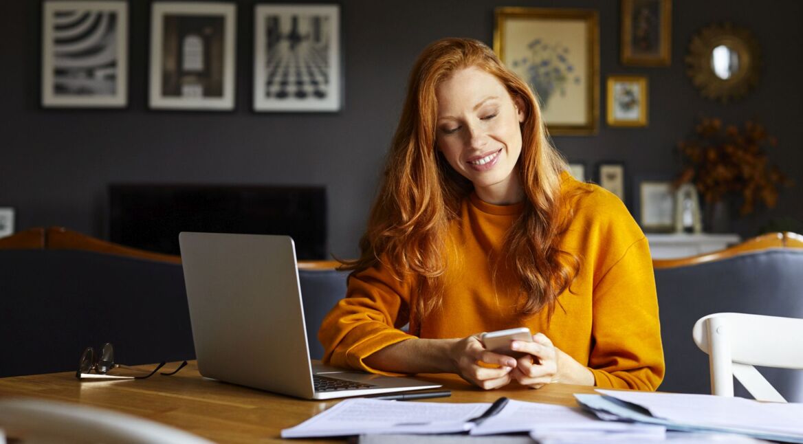 Junge Frau führt am iPhone ein App-Update durch.
