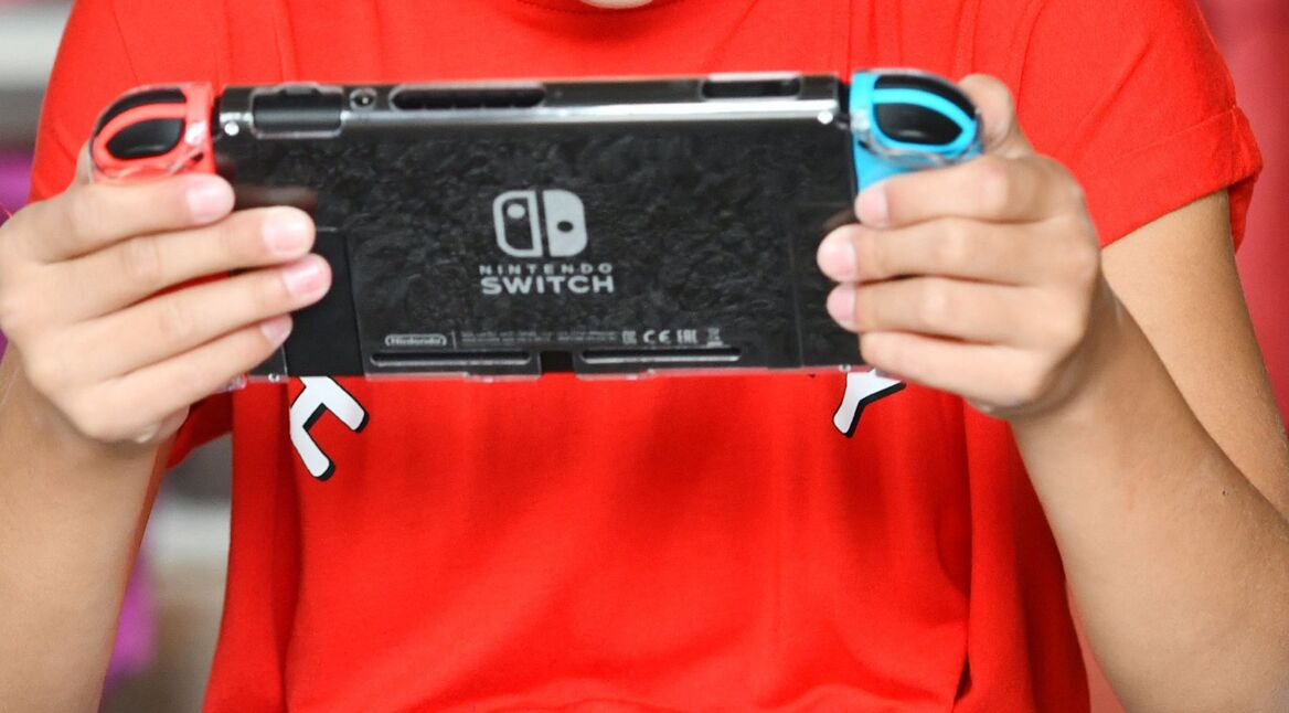 Junges Mädchen zockt ein Indie-Game an der Nintendo Switch.