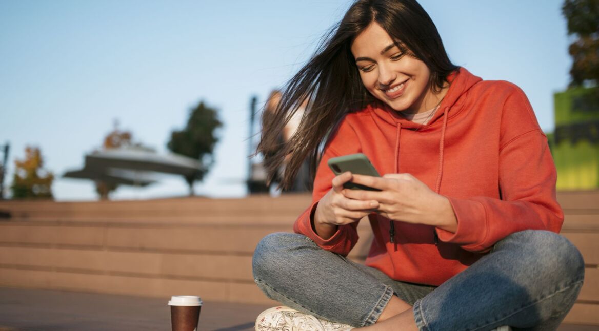 Frau schaut auf ihr Smartphone