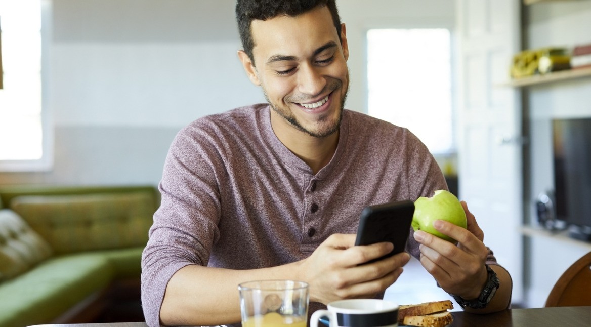 Junger Mann öffnet am Smartphone das Android-10-Easter-Egg.