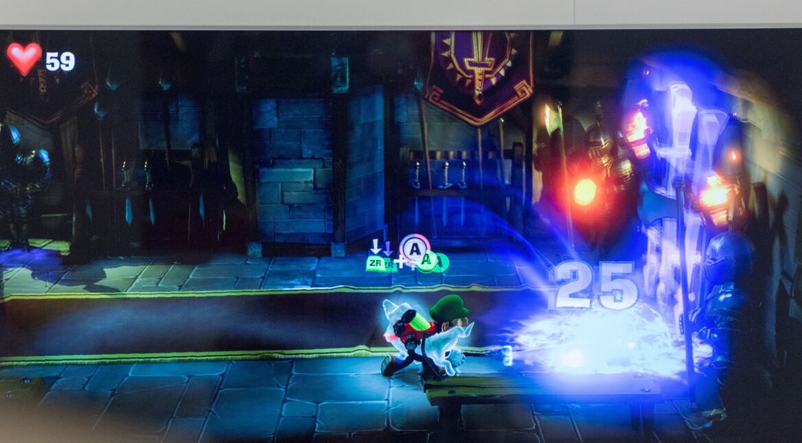 Junge spielt Luigi's Mansion 3 mit der Nintendo Switch.