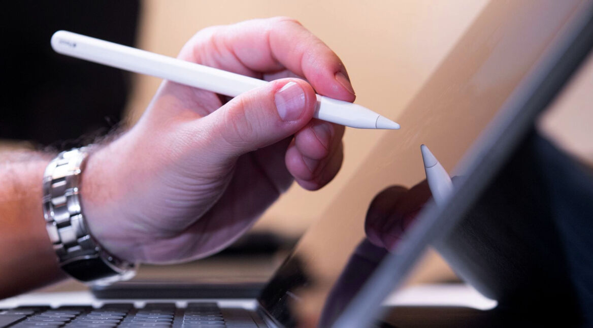 Mit dem Apple Pencil am iPad tippen.