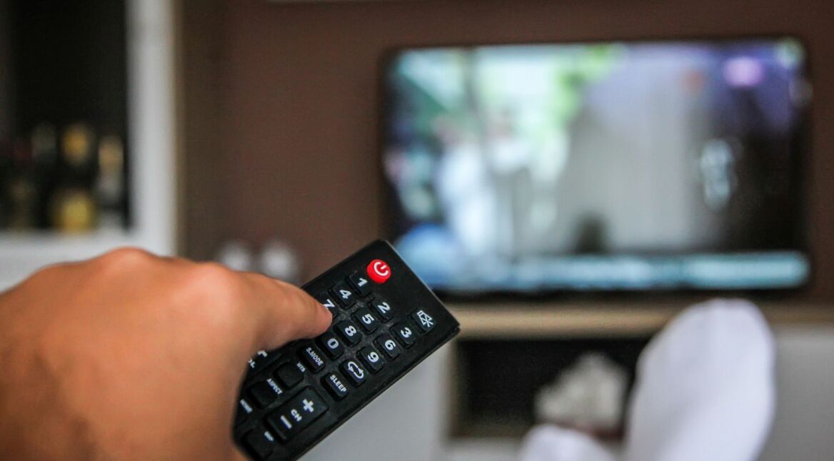 Auf die Fernbedienung drücken, um Netflix Originals zu starten.