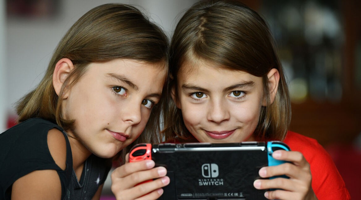 Zwei Mädchen spielen Nintendo Switch