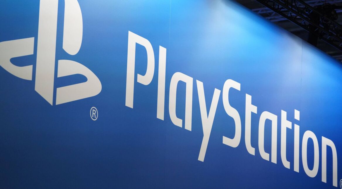 Weißes PlayStation-Logo vor blauem Hintergrund.