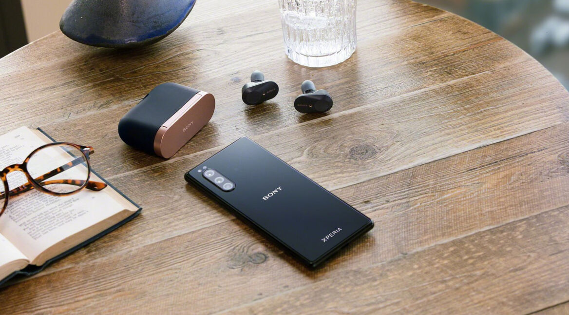 Sony Xperia 5 samt WF-1000X M3-Kopfhörer