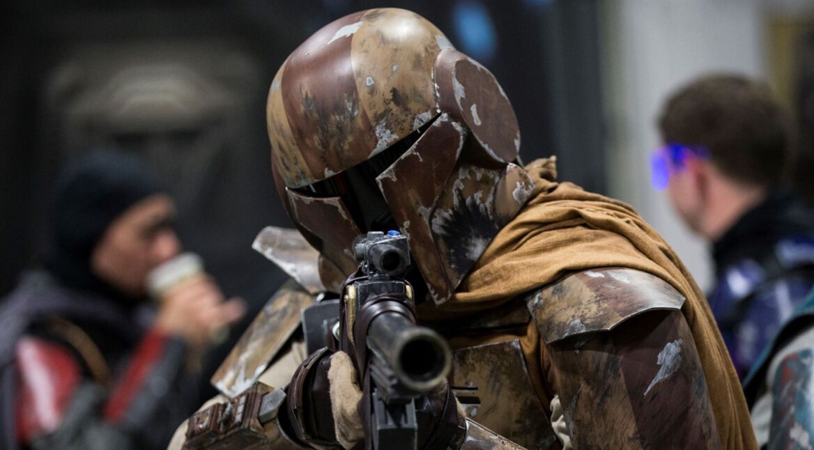 Cosplayer im Star-Wars-Mandolarian-Kostüm.