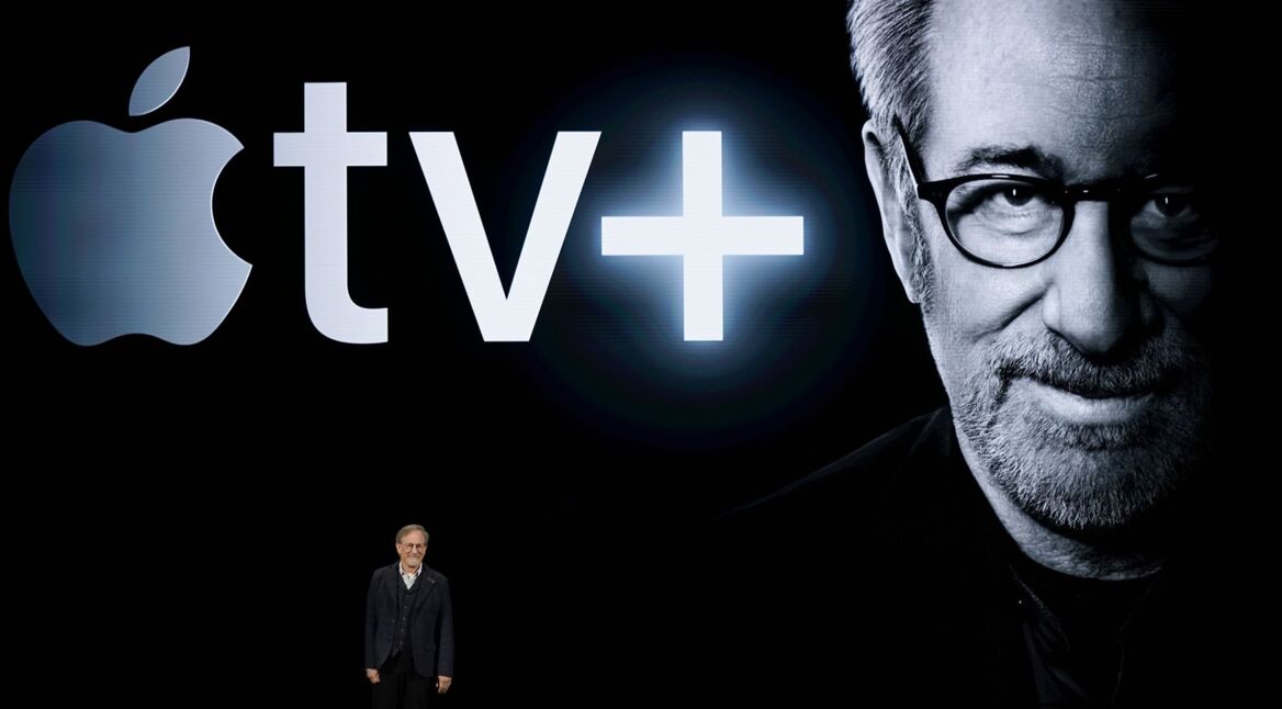 „Masters of Air”-Produzent Steven Spielberg bei der Präsentation von Apple TV Plus.