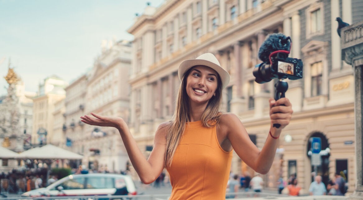 Frau nimmt sich mit Kamera auf