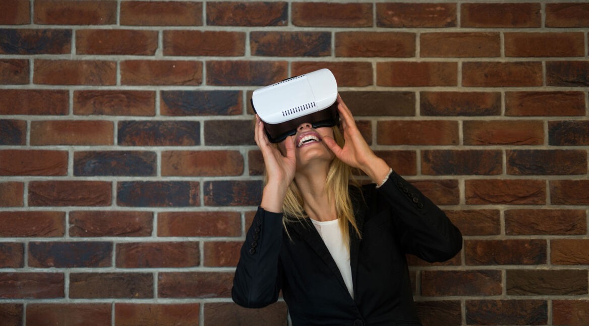 Frau mit VR-Headset lacht