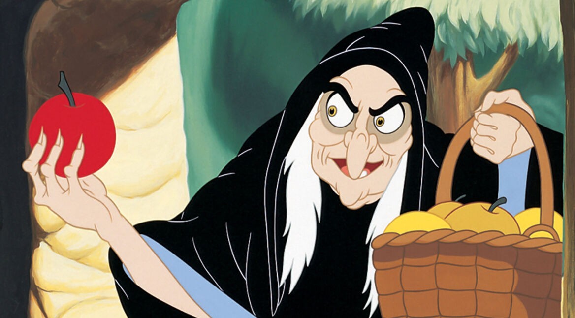 Die boese Koenigin aus Schneewittchen als alte Frau mit einem vergifteten Apfel