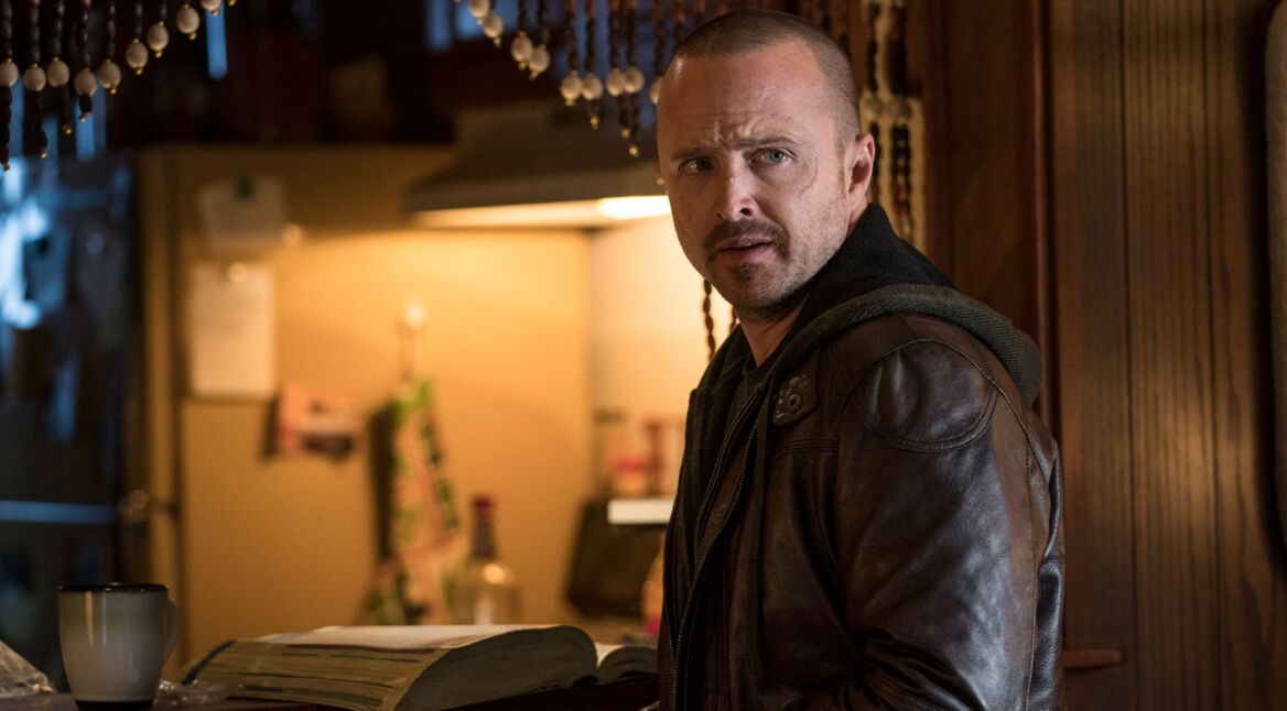 Jesse Pinkman steht in "El Camino: Der Breaking Bad Film" in einer Küche und blickt überrascht. Foto: Netflix