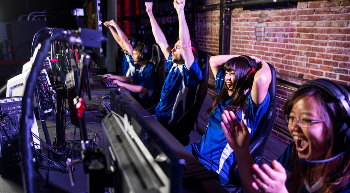 Gamer, die im esports-Hotel in Japan zocken.