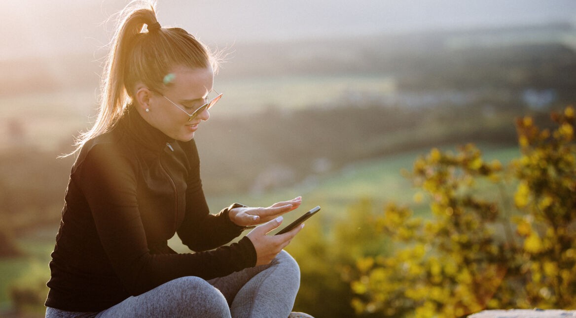 Frau tippt auf iPhone.