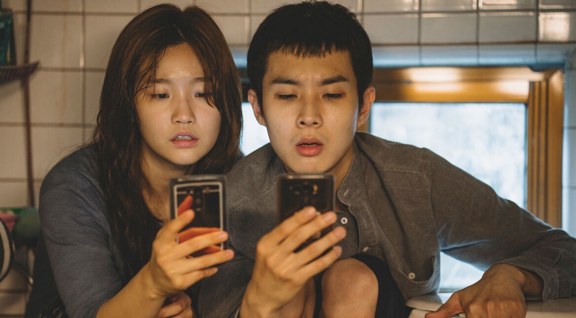 Die Kinder der Familie Kim auf der Suche nach WLAN der Nachbarn. Foto: Koch Films / Capelight Pictures