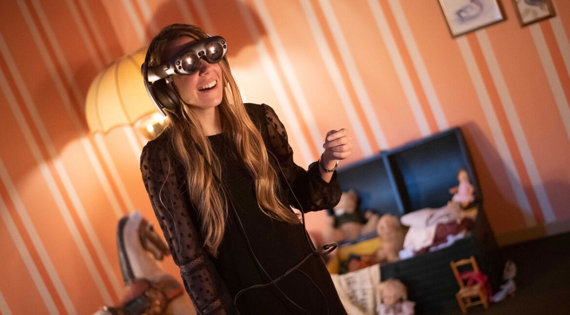 Out There AR-Musical: Zuschauerin mit AR-Headset