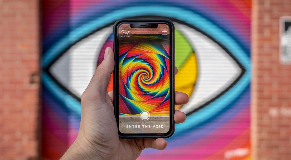 iPhone, das über die App Tool Mural AR Street Ar animiert. Foto: Tool of North America