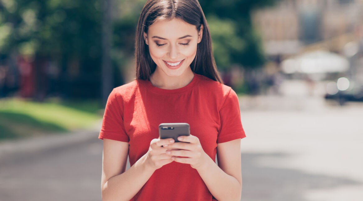 Frau mit Smartphone