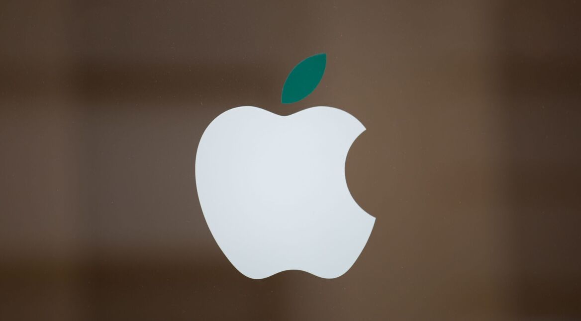 Weißes Apple-Logo auf Fenster.