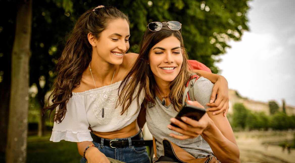 Zwei Frauen schauen auf ein Handy