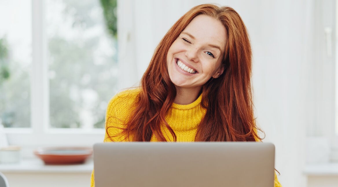 Fröhliche Frau am Laptop
