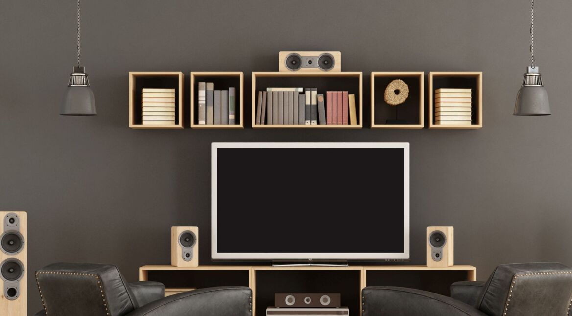 Entertainment-System mit Soundbar und Fernseher.