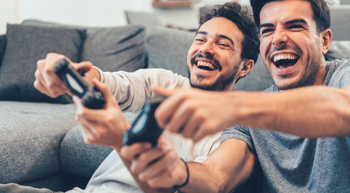 Zwei Männer spielen an der Konsole