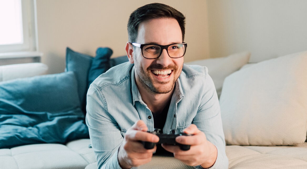 Mann spielt an der Konsole