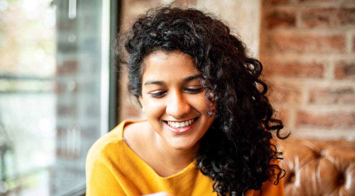 Frau schaut auf ihr Handy