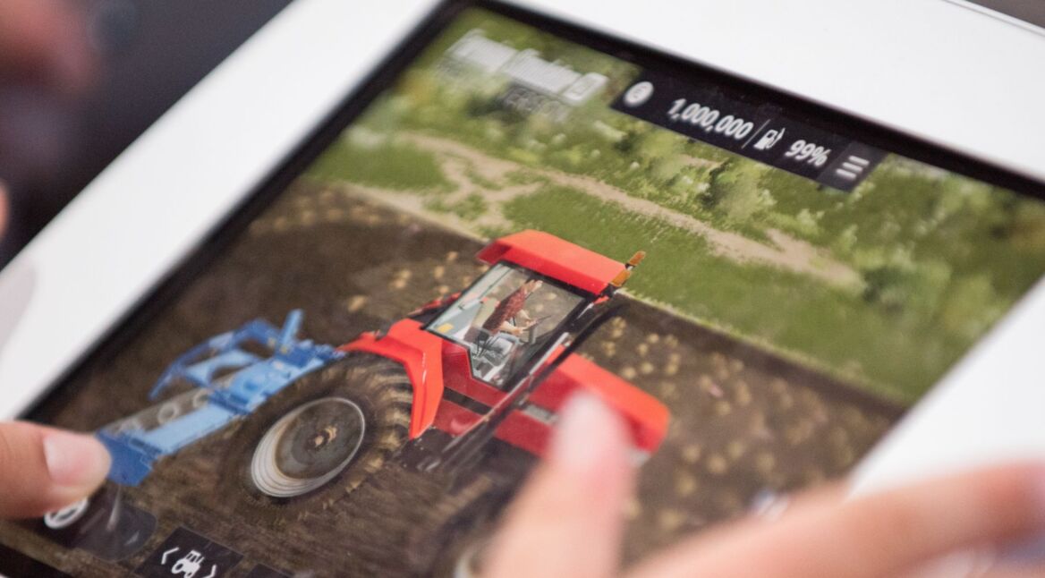 Jemand zockt das neue Spiel Farming Simulator 20.