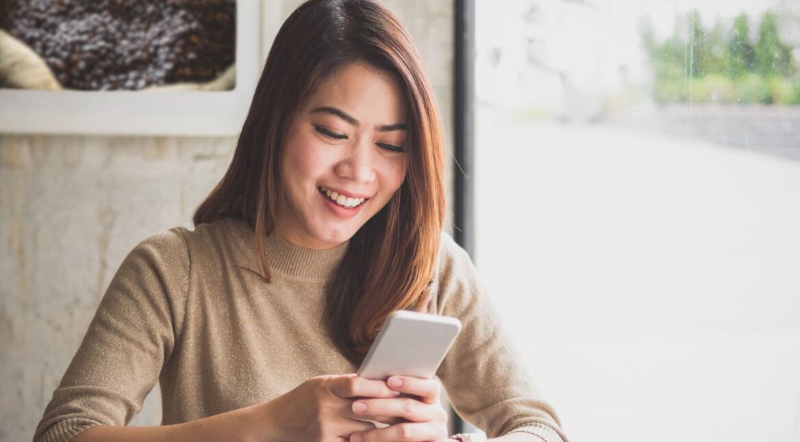 Junge Frau erstellt am Android-Smartphone ein PDF.