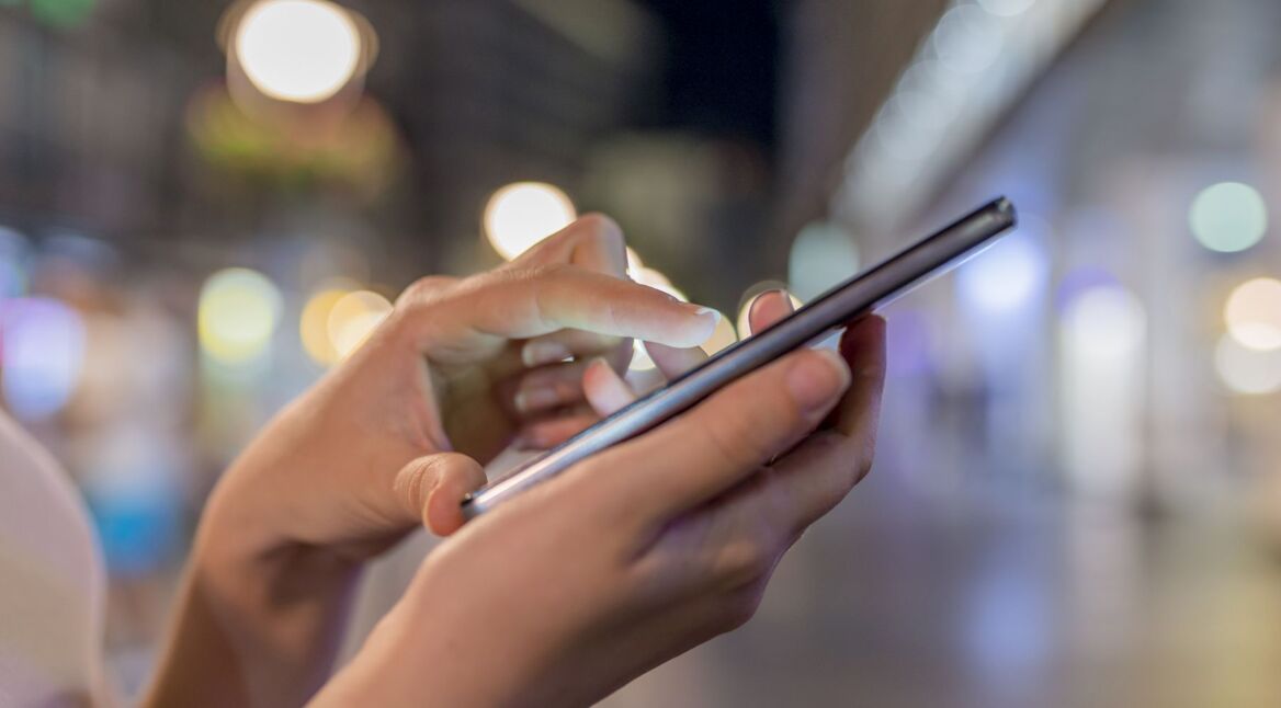 Frau öffnet auf ihrem iPhone die soeben übertragene PDF-Datei.