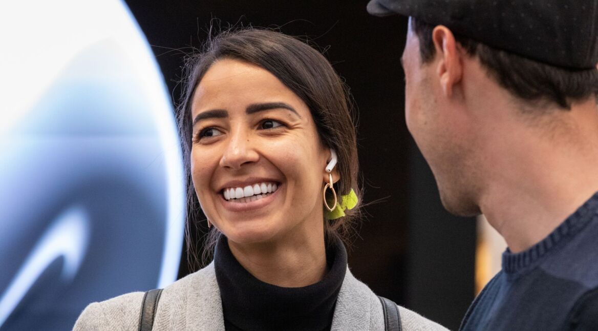 Junge Frau trägt die AirPods Pro beim Launch-Event von Apple.