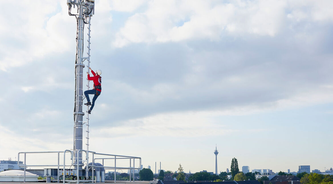 Techniker arbeitet an Funkloechern.