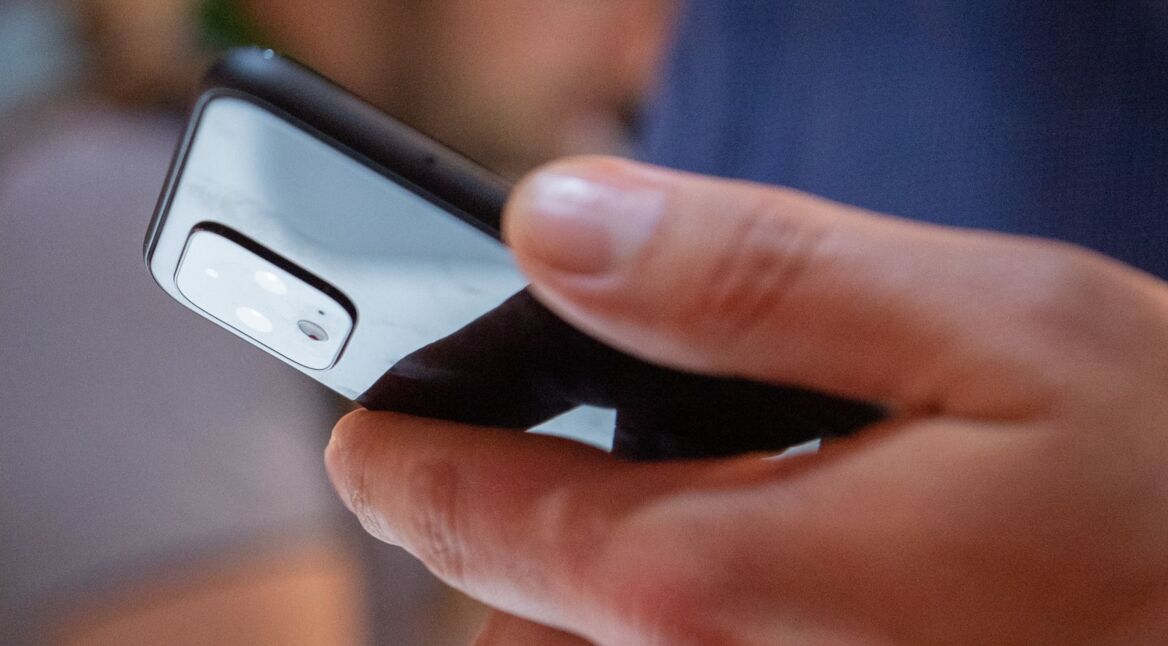 Mann hält das Google Pixel 4 in seiner Hand.