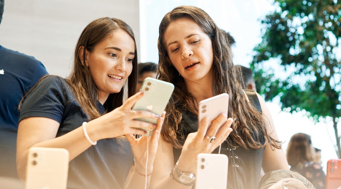 Zwei Frauen schauen sich das iPhone 11 an