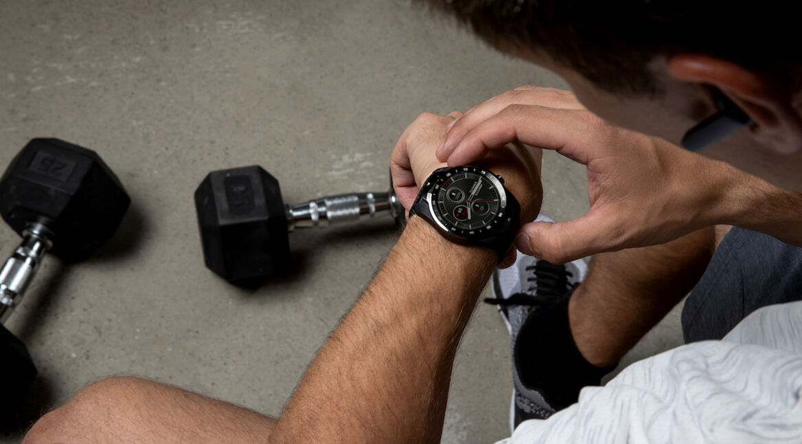 Mann trägt TicWatch Pro beim Sport.