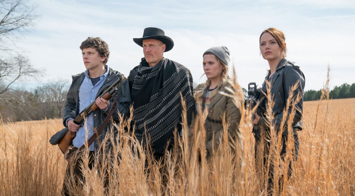 Film Zombieland 2 - Columus (Jesse Eisenberg) auf einem Getreidefeld auf Zombiejagd