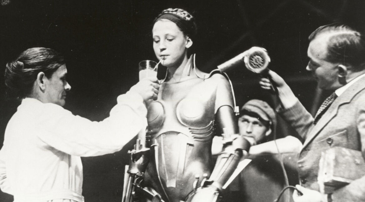 Schauspielerin Brigitte Helm als Maschinen-Maria bei Dreharbeiten